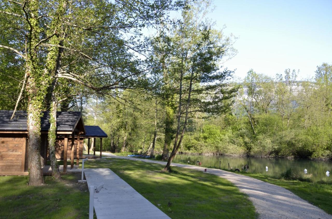 Les Lodges du Lac Saint-Alban-de-Montbel Extérieur photo
